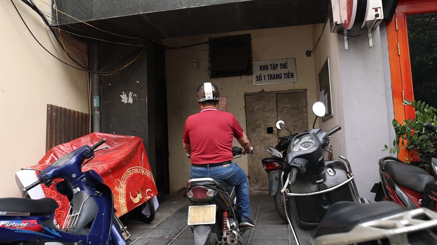 Lối vào căn hộ tập thể của nghệ sĩ Chí Trung gần như không có ánh sáng tự nhiên.