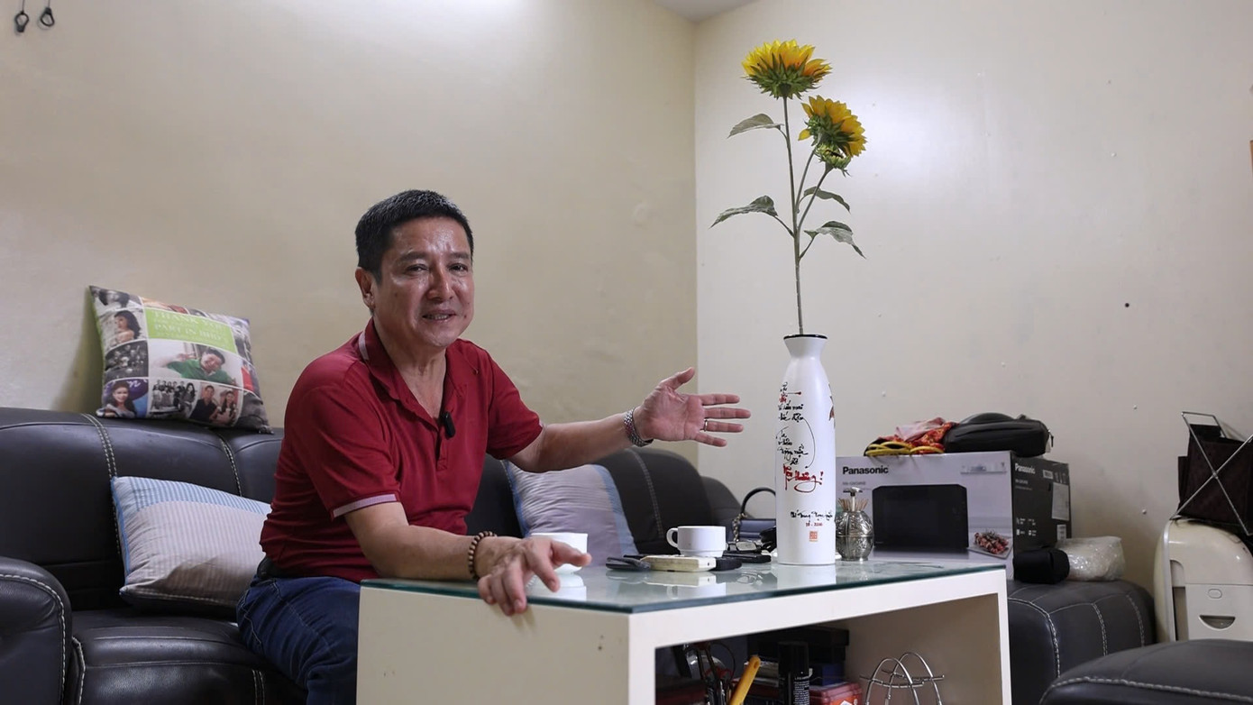 NSƯT Chí Trung giữ nguyên mọi trạng thái của căn nhà, từ những khung ảnh treo tường cho tới tủ đồ lưu niệm. "Đôi khi tôi rất nhớ những người thân của mình", anh nói.