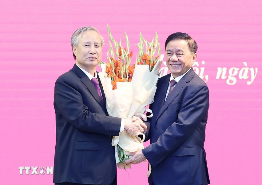 Đồng chí Trần Cẩm Tú (bên phải), Ủy viên Bộ Chính trị, Thường trực Ban Bí thư, Chủ nhiệm Ủy ban Kiểm tra Trung ương, chúc mừng đồng chí Trần Quốc Vượng, nguyên Ủy viên Bộ Chính trị, nguyên Thường trực Ban Bí thư, Trưởng Ban Chỉ đạo 110 nhận Huy hiệu 45 năm tuổi Đảng. (Ảnh: Thống Nhất/TTXVN).