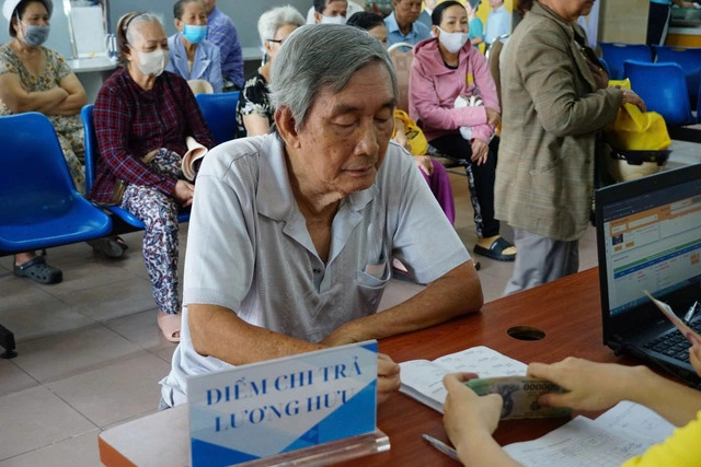 Nhiều người lao động về hưu khó khăn khi lãnh mức lương hưu trên dưới 3 triệu đồng. Nhiều người lao động về hưu khó khăn khi lãnh mức lương hưu trên dưới 3 triệu đồng.