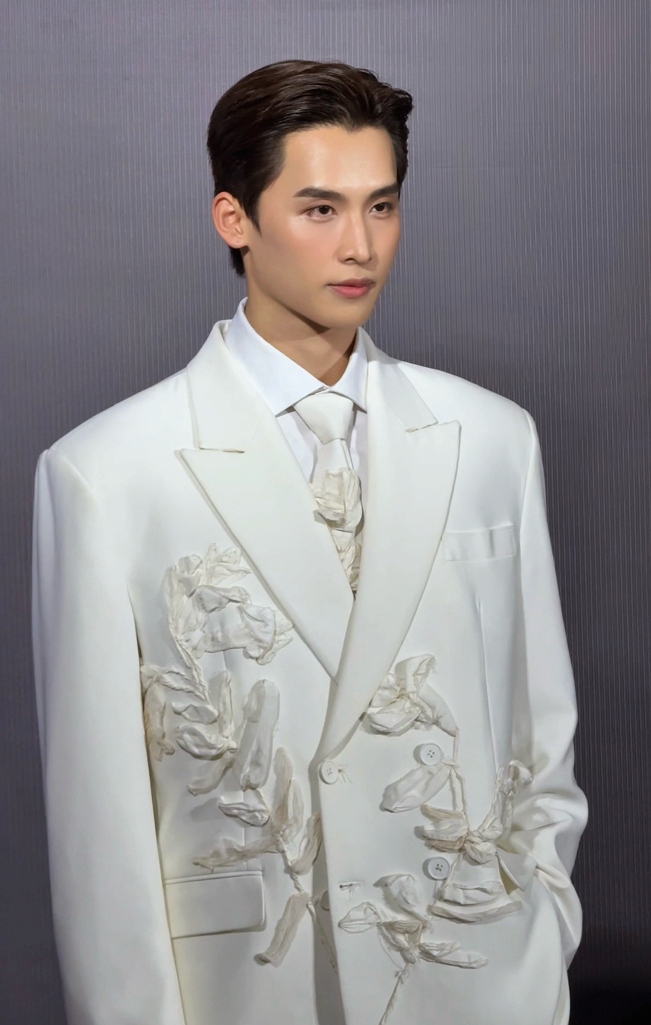 Kang Chul muốn theo đuổi phong cách đơn giản nhưng tinh tế, tập trung vào những chi tiết tinh xảo và chất lượng trang phục. Triết lý của anh là luôn trân trọng giá trị nguyên bản và sự chân thật. Kang Chul tin rằng sự tự tin và trung thực trong phong cách chính là yếu tố lâu bền nhất.