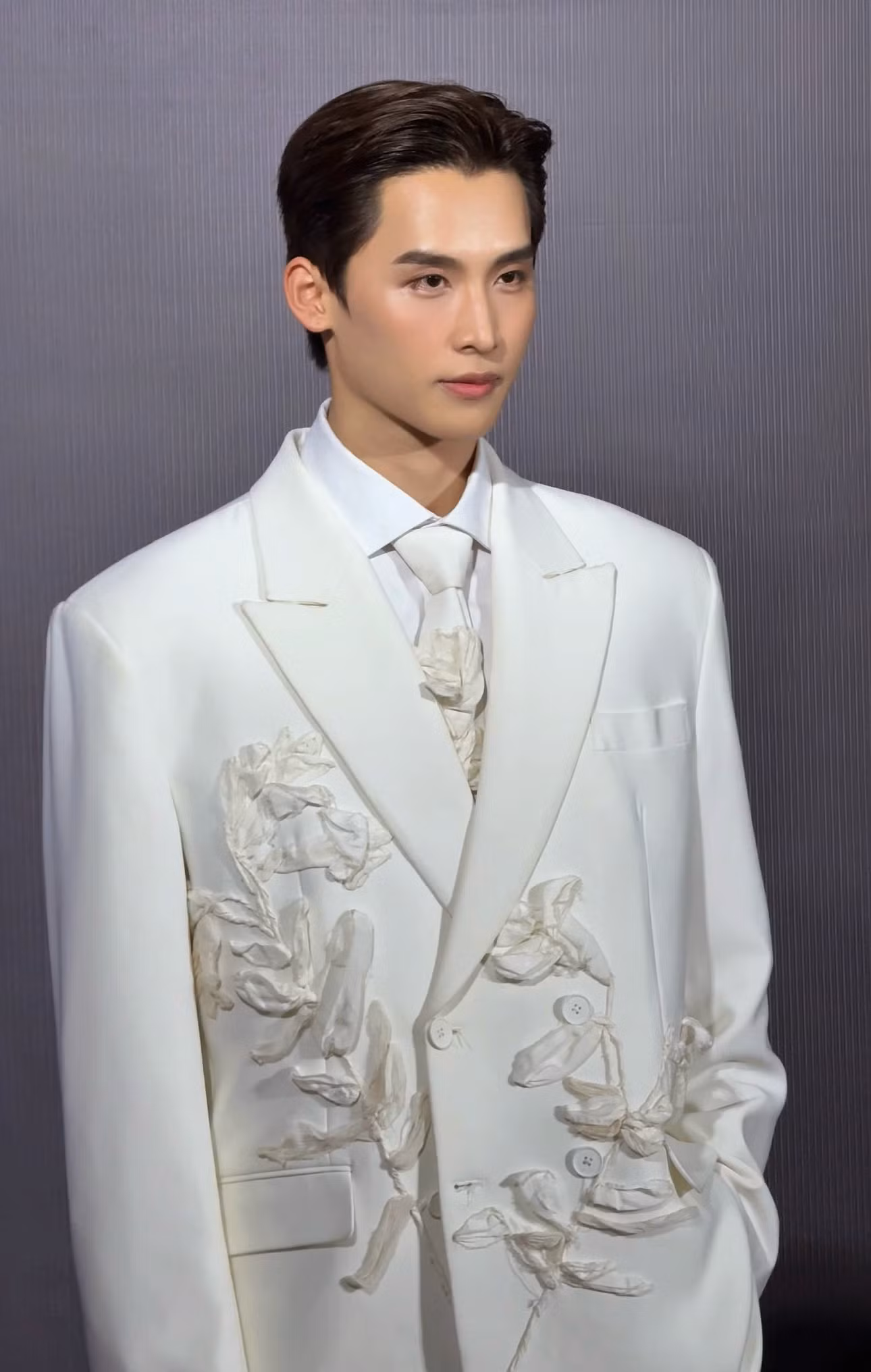 Kang Chul muốn theo đuổi phong cách đơn giản nhưng tinh tế, tập trung vào những chi tiết tinh xảo và chất lượng trang phục. Triết lý của anh là luôn trân trọng giá trị nguyên bản và sự chân thật. Kang Chul tin rằng sự tự tin và trung thực trong phong cách chính là yếu tố lâu bền nhất.