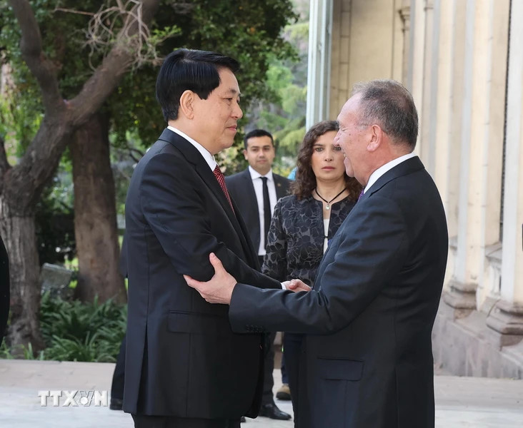 Chủ tịch Thượng viện Chile José García Ruminot đón Chủ tịch nước Lương Cường. (Ảnh: Lâm Khánh/TTXVN)