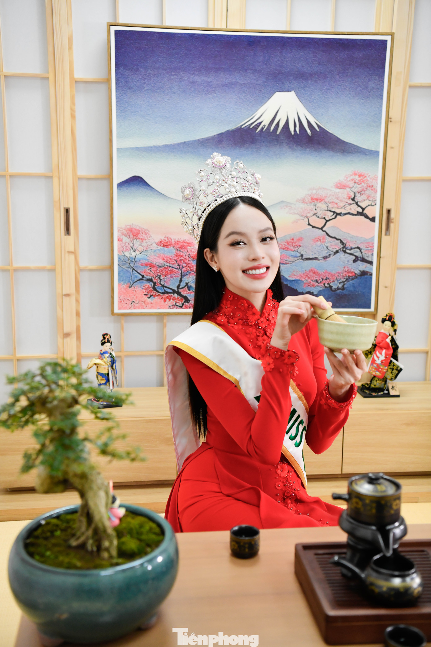 Trước thắc mắc về tính cách hồn nhiên, vô tư, Thanh Thủy khẳng định tính cách thật giúp cô được mọi người yêu thương, không ảnh hưởng tới ngôi vị hoa hậu. Cô nhấn mạnh tính cách đó cho người đối diện cảm nhận sự chân thành. Về sứ mệnh và nhiệm vụ của một hoa hậu, Thanh Thủy vẫn hoàn thành một cách nghiêm túc. Trước thắc mắc về tính cách hồn nhiên, vô tư, Thanh Thủy khẳng định tính cách thật giúp cô được mọi người yêu thương, không ảnh hưởng tới ngôi vị hoa hậu. Cô nhấn mạnh tính cách đó cho người đối diện cảm nhận sự chân thành. Về sứ mệnh và nhiệm vụ của một hoa hậu, Thanh Thủy vẫn hoàn thành một cách nghiêm túc.