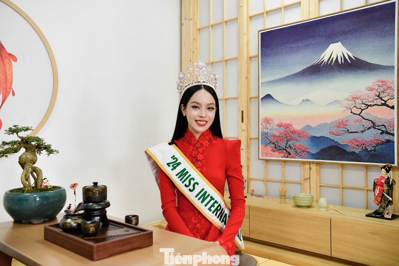 “Tôi rất bất ngờ vì không nghĩ báo Tiền Phong chuẩn bị, đầu tư không gian tinh tế, mang hơi hướm Nhật Bản như thế này. Tại cuộc thi Hoa hậu Quốc tế, tôi được học cách pha trà theo phong cách người Nhật. Dù nhiều dụng cụ và gồm các bước, tôi không cảm thấy phức tạp. Ngược lại, tôi cảm nhận sự tinh tế, thú vị. Mỗi ly trà đều tự do người uống pha ra nên họ sẽ cảm nhận được sự tinh túy và tâm huyết của mình đặt vào đó”, cô nói. “Tôi rất bất ngờ vì không nghĩ báo Tiền Phong chuẩn bị, đầu tư không gian tinh tế, mang hơi hướm Nhật Bản như thế này. Tại cuộc thi Hoa hậu Quốc tế, tôi được học cách pha trà theo phong cách người Nhật. Dù nhiều dụng cụ và gồm các bước, tôi không cảm thấy phức tạp. Ngược lại, tôi cảm nhận sự tinh tế, thú vị. Mỗi ly trà đều tự do người uống pha ra nên họ sẽ cảm nhận được sự tinh túy và tâm huyết của mình đặt vào đó”, cô nói.