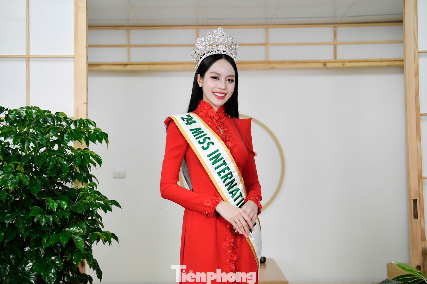 “Tôi học thêm tiếng Nhật từ người bạn cùng phòng. BTC Hoa hậu Quốc tế rất quan tâm tới các thí sinh, sắp xếp lịch trình cho mọi người được nghỉ sớm. Đồ ăn Nhật rất ngon, trình bày cũng đẹp mắt. Tôi học được từ nước bạn lời xin lỗi, cảm ơn mọi lúc mọi nơi. Dù không quen biết nhưng lời chào hỏi tạo ra sự gắn kết”, tân Hoa hậu Quốc tế chia sẻ. “Tôi học thêm tiếng Nhật từ người bạn cùng phòng. BTC Hoa hậu Quốc tế rất quan tâm tới các thí sinh, sắp xếp lịch trình cho mọi người được nghỉ sớm. Đồ ăn Nhật rất ngon, trình bày cũng đẹp mắt. Tôi học được từ nước bạn lời xin lỗi, cảm ơn mọi lúc mọi nơi. Dù không quen biết nhưng lời chào hỏi tạo ra sự gắn kết”, tân Hoa hậu Quốc tế chia sẻ.