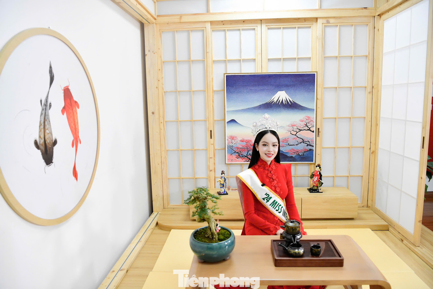 ''Sau một tuần đăng quang, tôi đang tận hưởng niềm vui chiến thắng, được chào đón trong tình yêu thương. Tôi tin rằng hành trình sau này còn nhiều điều thú vị. Trong cuộc thi Hoa hậu Quốc tế, tôi tích cực quảng bá văn hóa Việt Nam, đồng thời giới thiệu cho bạn bè quốc tế những hình ảnh đẹp về tuổi trẻ của mình”, cô nói. ''Sau một tuần đăng quang, tôi đang tận hưởng niềm vui chiến thắng, được chào đón trong tình yêu thương. Tôi tin rằng hành trình sau này còn nhiều điều thú vị. Trong cuộc thi Hoa hậu Quốc tế, tôi tích cực quảng bá văn hóa Việt Nam, đồng thời giới thiệu cho bạn bè quốc tế những hình ảnh đẹp về tuổi trẻ của mình”, cô nói.