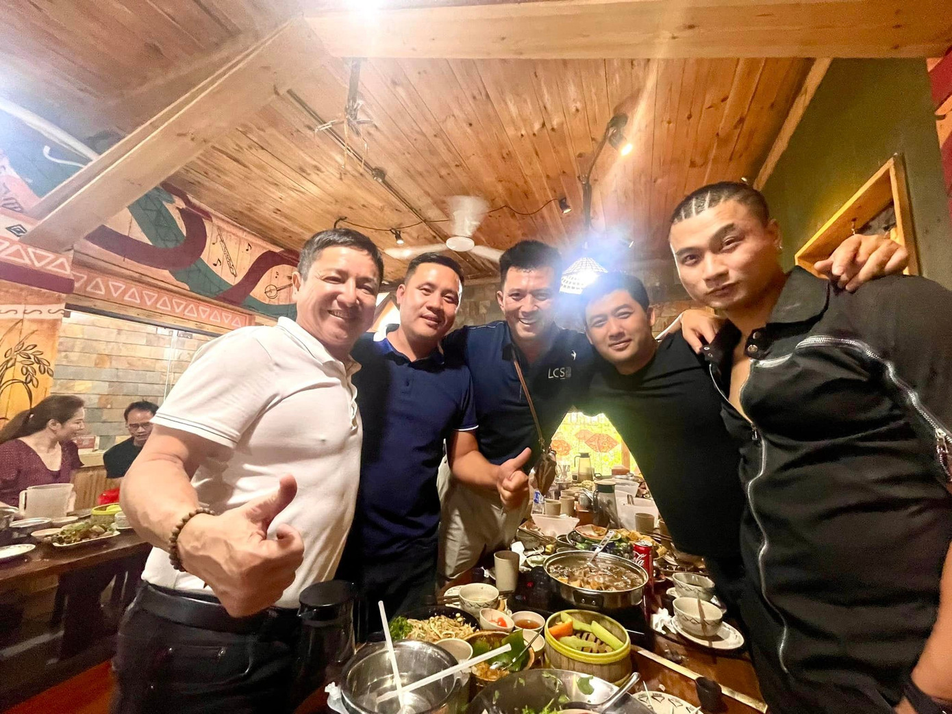 Tiệc đóng máy của đoàn phim Độc đạo. Tiệc đóng máy của đoàn phim Độc đạo.