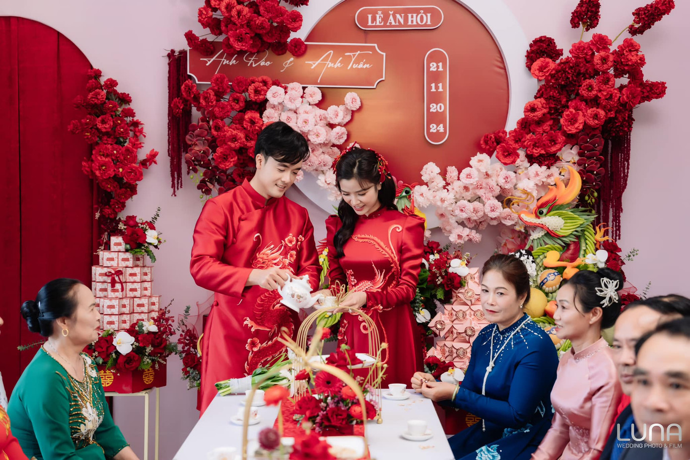 Trong ngày vui, cô dâu chú rể mặc áo dài đỏ thêu rồng phượng, thực hiện các nghi thức cưới hỏi truyền thống. Tiệc cưới của cặp đôi diễn ra ngày 19/1/2025 tại Hà Nội. Trong ngày vui, cô dâu chú rể mặc áo dài đỏ thêu rồng phượng, thực hiện các nghi thức cưới hỏi truyền thống. Tiệc cưới của cặp đôi diễn ra ngày 19/1/2025 tại Hà Nội.