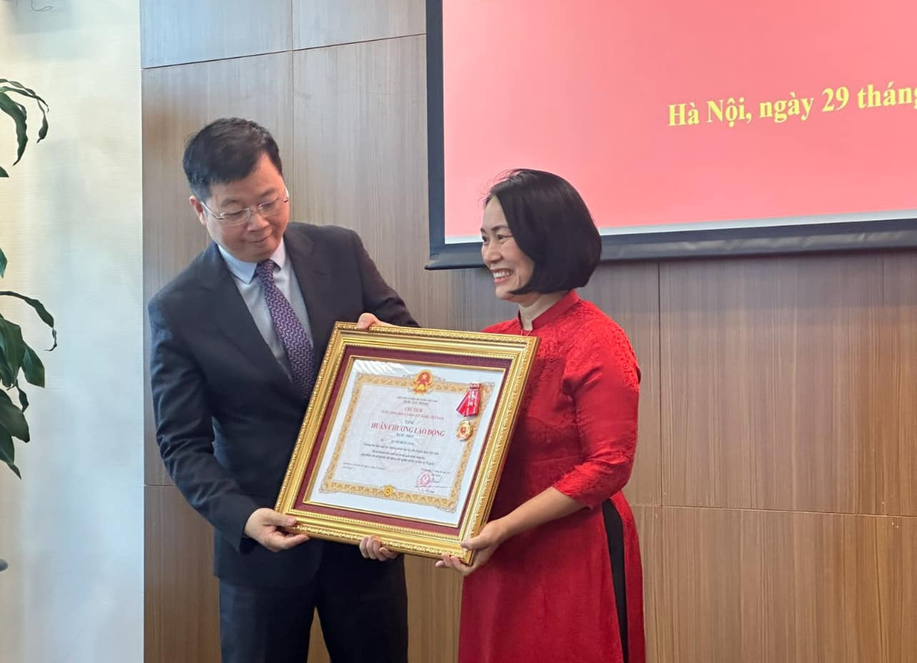 Nhà báo Tạ Bích Loan được trao tặng Huân chương Lao động hạng Nhất. Nhà báo Tạ Bích Loan được trao tặng Huân chương Lao động hạng Nhất.