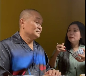 Danh hài Xuân Hinh than thở với nghệ sĩ Thanh Thanh Hiền khi vướng tin đồn qua đời. Danh hài Xuân Hinh than thở với nghệ sĩ Thanh Thanh Hiền khi vướng tin đồn qua đời.