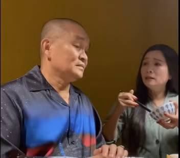 Danh hài Xuân Hinh than thở với nghệ sĩ Thanh Thanh Hiền khi vướng tin đồn qua đời.