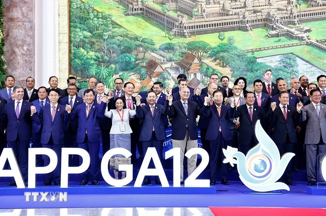 Chủ tịch Quốc hội Trần Thanh Mẫn và đại biểu chụp ảnh chung. (Ảnh: Doãn Tấn/TTXVN) Chủ tịch Quốc hội Trần Thanh Mẫn và đại biểu chụp ảnh chung. (Ảnh: Doãn Tấn/TTXVN)