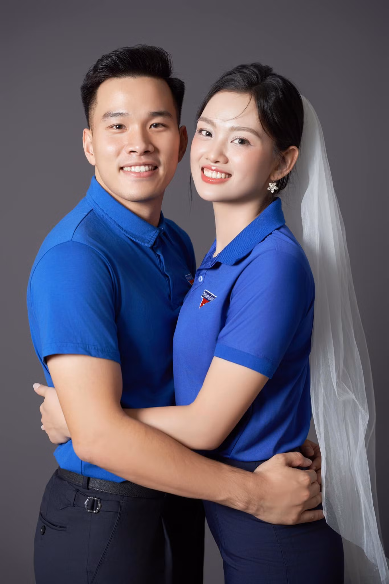 “Tình yêu của chúng tôi xuất phát từ chương trình của Tỉnh Đoàn. Bạn trai của tôi công tác tại Tỉnh Đoàn Thái Bình. Hồi tháng 4 năm nay, tôi được mời tham dự Lễ phát động Chiến dịch Thanh niên tình nguyện hè với vai trò đại sứ. Đây cũng là lần đầu chúng tôi gặp gỡ và nảy sinh tình cảm”, Thu Hoài chia sẻ.