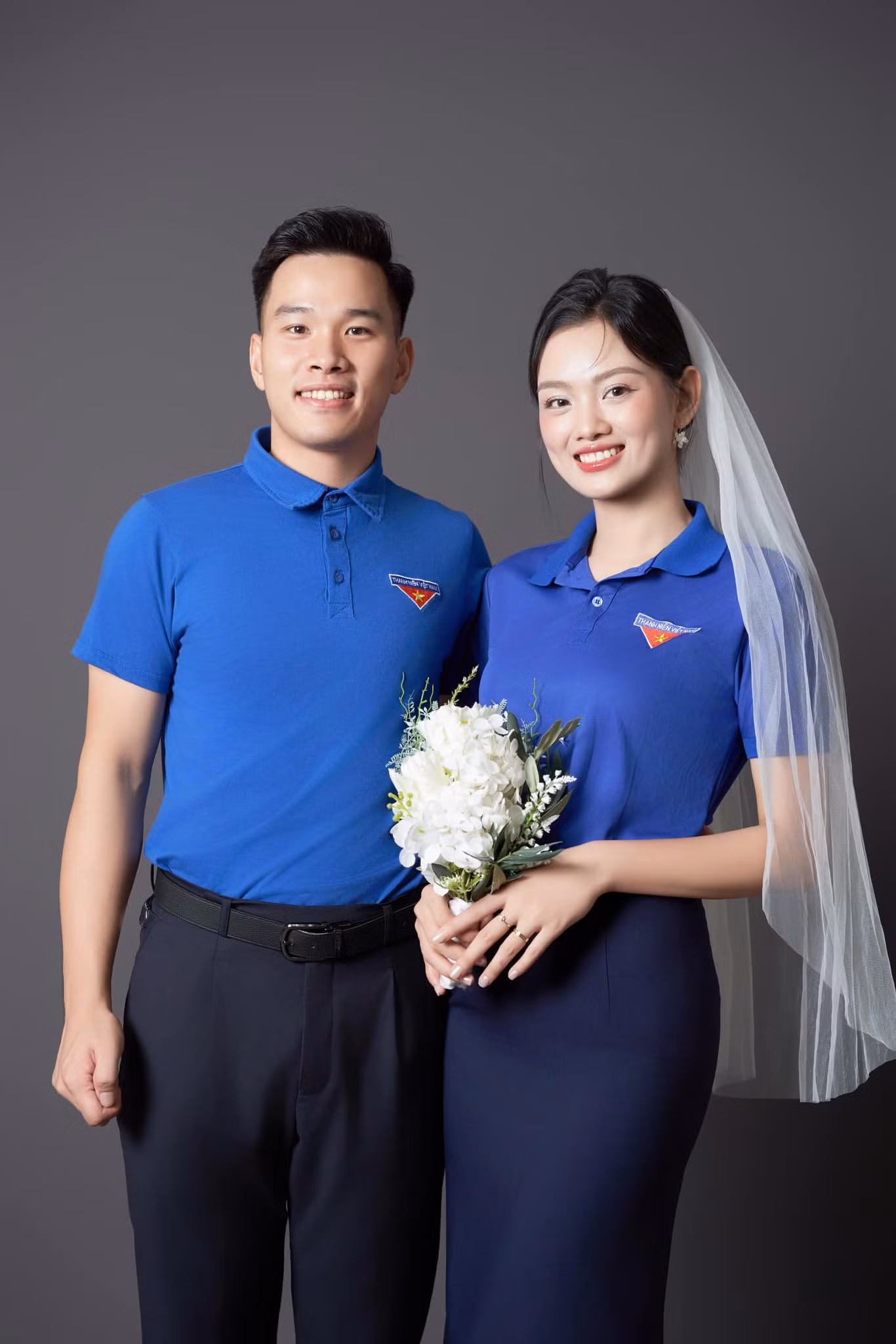 Mới đây, Hoa khôi bóng chuyền Nguyễn Thu Hoài chia sẻ ảnh cưới trên trang cá nhân. Cô và bạn trai cùng mặc trang phục áo xanh đoàn viên thanh niên.