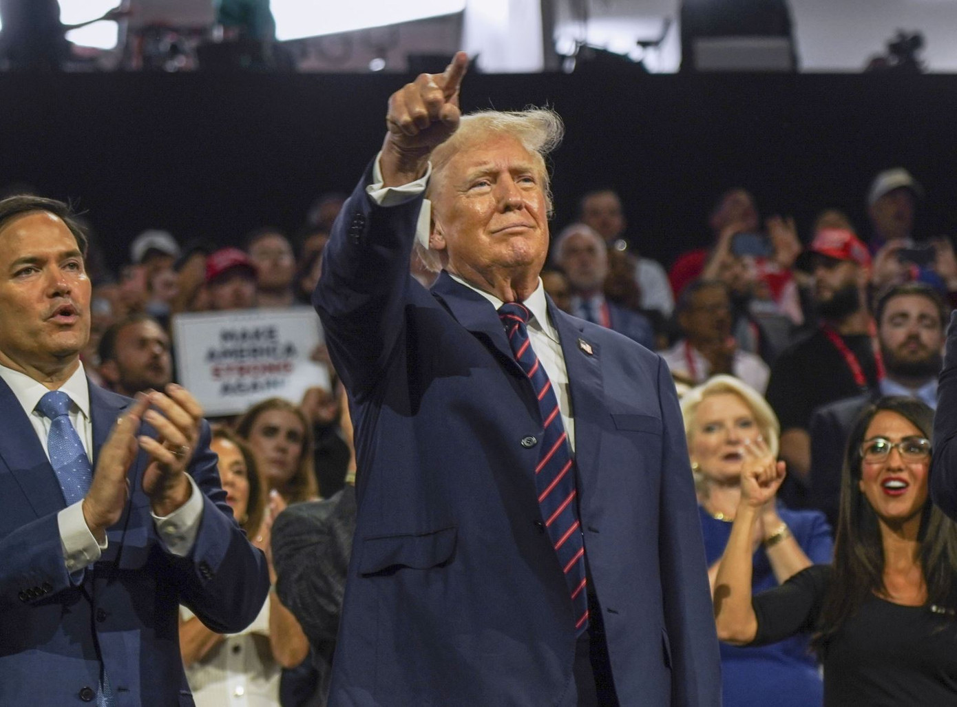 Ông Trump (giữa) tại Đại hội toàn quốc của đảng Cộng hòa ở thành phố Milwaukee, bang Wisconsin ngày 17/7/2024. Ảnh: Kyodo/TTXVN Ông Trump (giữa) tại Đại hội toàn quốc của đảng Cộng hòa ở thành phố Milwaukee, bang Wisconsin ngày 17/7/2024. Ảnh: Kyodo/TTXVN