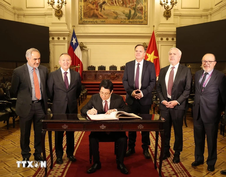 Chủ tịch nước Lương Cường ghi lưu bút. (Ảnh: Lâm Khánh/TTXVN)