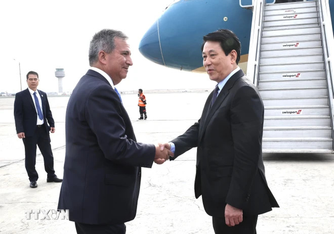 Đại biểu tiễn Chủ tịch nước Lương Cường tại sân bay Jorge Chávez ở Thủ đô Lima. (Ảnh: Lâm Khánh/TTXVN) Đại biểu tiễn Chủ tịch nước Lương Cường tại sân bay Jorge Chávez ở Thủ đô Lima. (Ảnh: Lâm Khánh/TTXVN)