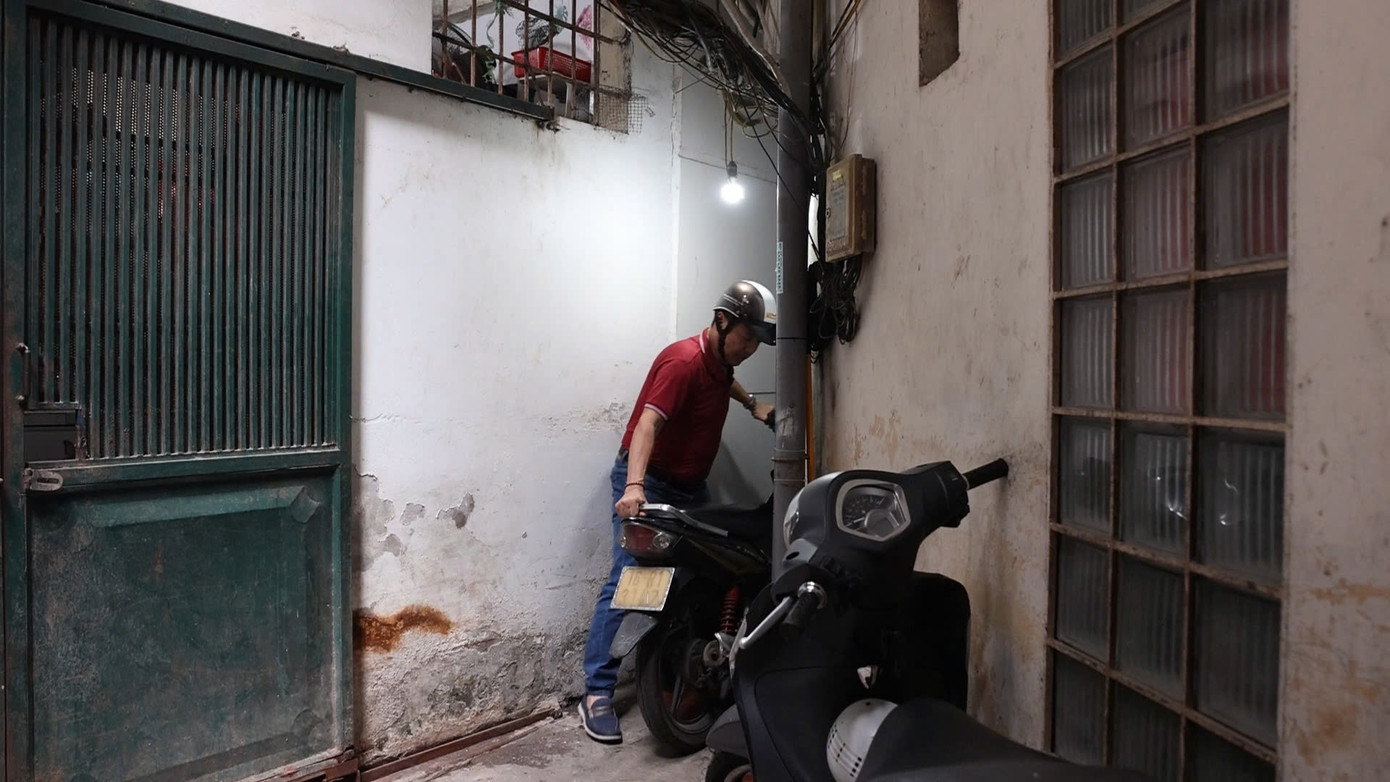 Lối vào căn hộ tập thể của nghệ sĩ Chí Trung gần như không có ánh sáng tự nhiên.