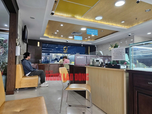Khung cảnh này khác xa so với tình trạng xếp hàng chờ giao dịch vàng cũng tại công ty này vào tuần trước.