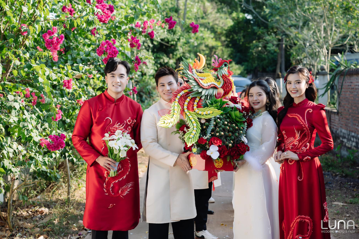 Anh Đào sinh năm 1996, đến từ Bắc Giang, tốt nghiệp Đại học Sân khấu Điện ảnh Hà Nội. Trước đây, nữ diễn viên từng đảm nhận các vai phụ trong một số bộ phim truyền hình như Hướng dương ngược nắng, Trở về giữa yêu thương, Lửa ấm... Anh Đào được chú ý khi nhận vai chính trong Lối về miền hoa. Sau đó, cô liên tục góp mặt trong một số phim giờ vàng như Gặp em ngày nắng, Vui lên nào anh em ơi… Cô cũng gây ấn tượng với vai Đoàn Thị Điểm trong phim điện ảnh Hồng Hà nữ sĩ. Anh Đào sinh năm 1996, đến từ Bắc Giang, tốt nghiệp Đại học Sân khấu Điện ảnh Hà Nội. Trước đây, nữ diễn viên từng đảm nhận các vai phụ trong một số bộ phim truyền hình như Hướng dương ngược nắng, Trở về giữa yêu thương, Lửa ấm... Anh Đào được chú ý khi nhận vai chính trong Lối về miền hoa. Sau đó, cô liên tục góp mặt trong một số phim giờ vàng như Gặp em ngày nắng, Vui lên nào anh em ơi… Cô cũng gây ấn tượng với vai Đoàn Thị Điểm trong phim điện ảnh Hồng Hà nữ sĩ.