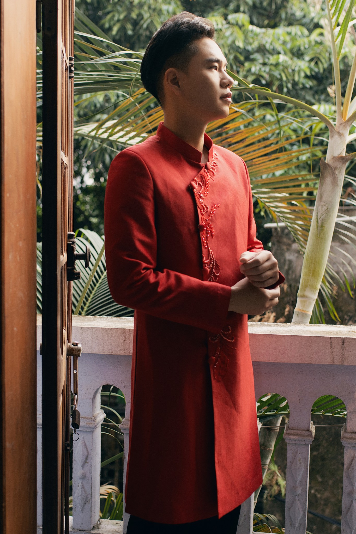 Minh Hoàng sinh năm 1993, tốt nghiệp Đại học Sân khấu Điện ảnh Hà Nội. Anh là quán quân chương trình Quý ông đại chiến mùa 3, góp mặt trong một số bộ phim giờ vàng như Quỳnh búp bê, Sinh tử, Chồng cũ vợ cũ người yêu cũ, Những nẻo đường gần xa… Minh Hoàng sinh năm 1993, tốt nghiệp Đại học Sân khấu Điện ảnh Hà Nội. Anh là quán quân chương trình Quý ông đại chiến mùa 3, góp mặt trong một số bộ phim giờ vàng như Quỳnh búp bê, Sinh tử, Chồng cũ vợ cũ người yêu cũ, Những nẻo đường gần xa…