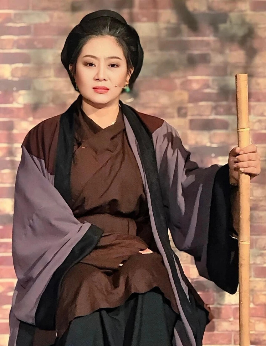 Nghệ sĩ Lê Phương sinh năm 1989, quê Bến Tre. Nghệ sĩ Lê Phương sinh năm 1989, quê Bến Tre.