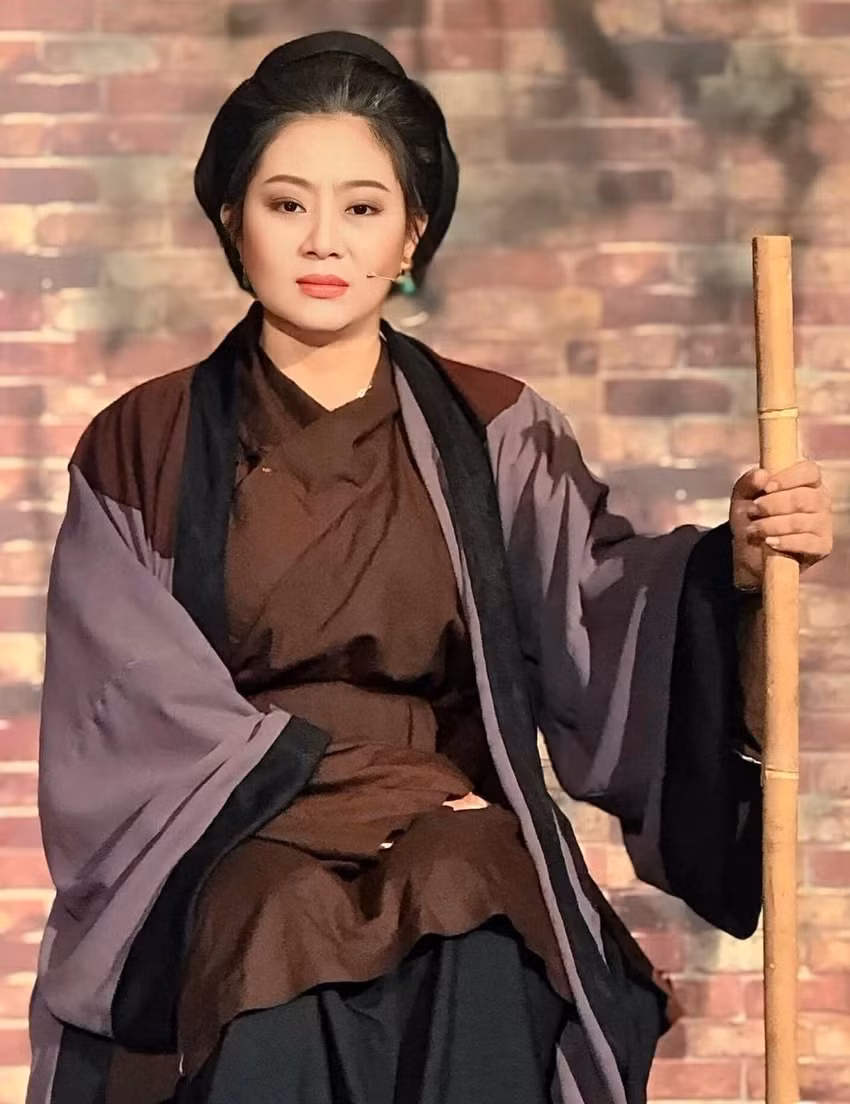 Nghệ sĩ Lê Phương sinh năm 1989, quê Bến Tre. Nghệ sĩ Lê Phương sinh năm 1989, quê Bến Tre.