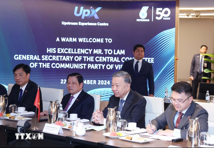 Tổng Bí thư Tô Lâm thăm và làm việc với Tập đoàn Petronas tại Kuala Lumpur, Malaysia. (Ảnh: Thống Nhất/TTXVN) Tổng Bí thư Tô Lâm thăm và làm việc với Tập đoàn Petronas tại Kuala Lumpur, Malaysia. (Ảnh: Thống Nhất/TTXVN)