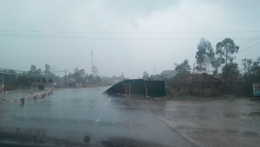 Hà Tĩnh oằn mình chống bão. Ảnh: Minh Thùy