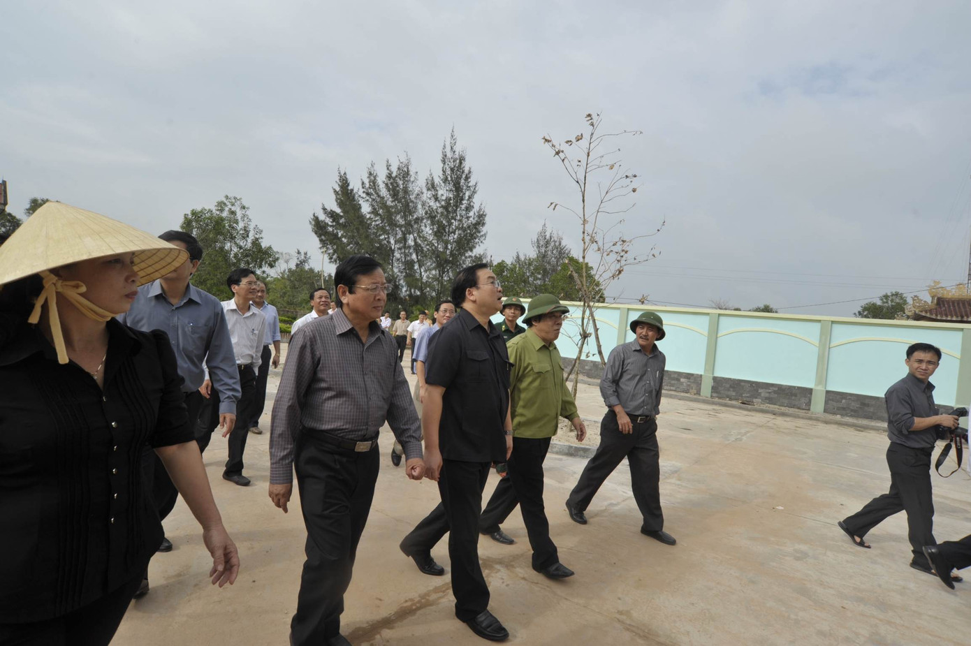 Phó Thủ tướng Hoàng Trung Hải thăm hỏi người dân vùng bão Quảng Trị ảnh 1