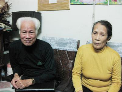 Bố, mẹ nạn nhân Lê Văn Điệp đang kể lại chuyện tìm xác con trai