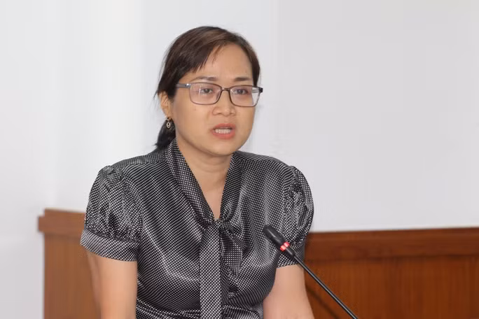 Bà Nguyễn Hồng Vân, Phó Trưởng Phòng Công chức viên chức - Sở Nội vụ thông tin về kết quả thi tuyển chức danh quản lý, lãnh đạo tại cuộc họp