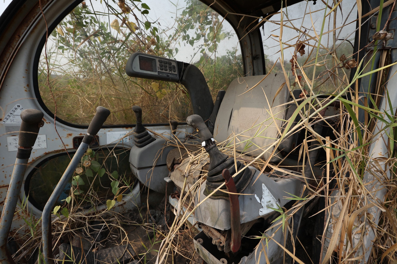 "Máy móc tại đây được điều chuyển về từ nhiều gói thầu khác của dự án cao tốc Bến Lức - Long Thành", một bảo vệ nói.