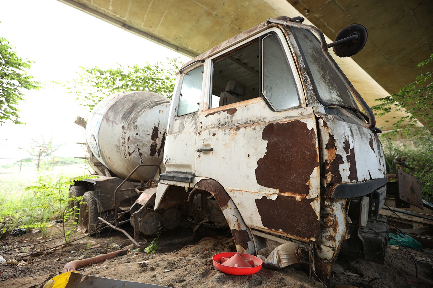 Một xe trộn bê tông hỏng hóc tại công trường ở huyện Bình Chánh.