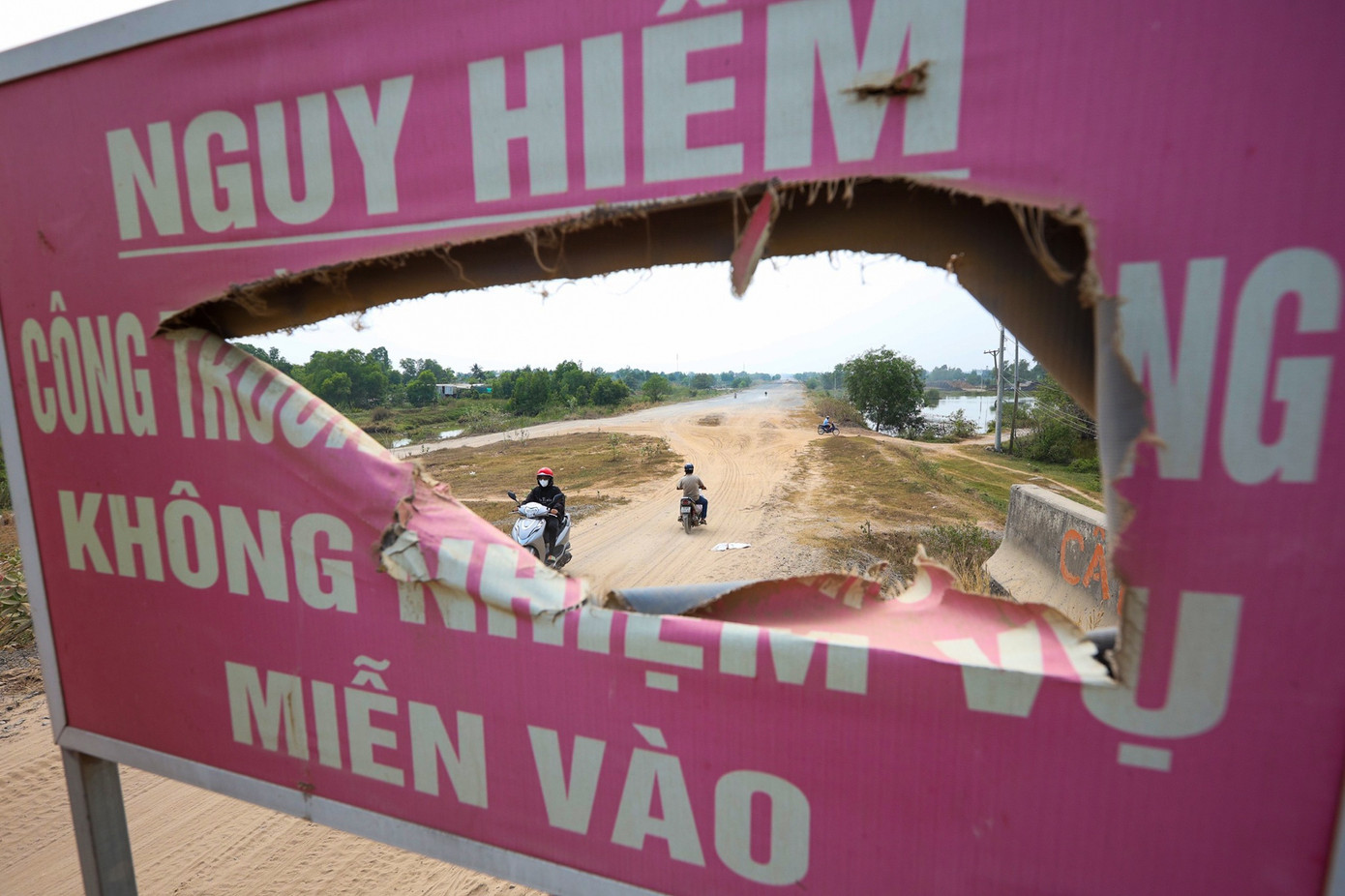 "Nhìn vào những máy móc hỏng hóc, bị bỏ hoang thật lo ngại. Có thể đây là sự lãng phí lớn khi cao tốc không thể duy trì thi công đã nhiều năm nay", ông Thành, ngụ huyện Bình Chánh, cho biết.