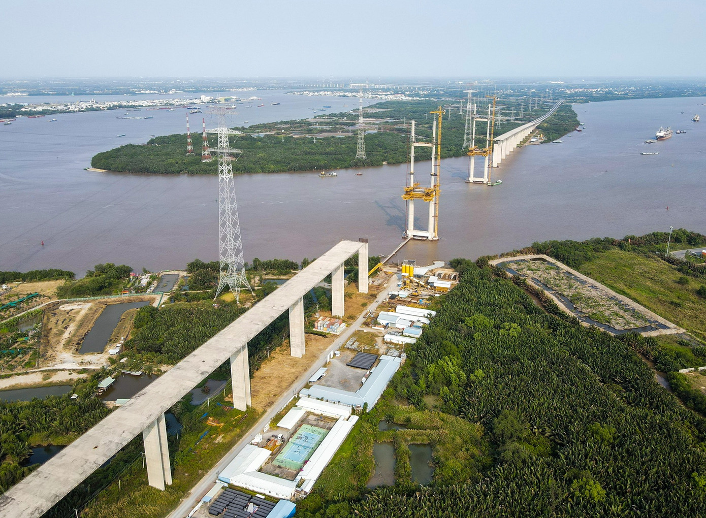 11 gói thầu của dự án cao tốc Bến Lức - Long Thành đều đang dang dở sau nhiều năm. Ảnh chụp cầu Bình Khánh thuộc dự án cao tốc, đã ngừng thi công từ năm 2019, hiện đạt khoảng 70% tiến độ. Cầu bắc qua sông Soài Rạp, tại khu vực hạ lưu phà Bình Khánh hiện hữu, nối hai huyện Nhà Bè - Cần Giờ (TP.HCM).