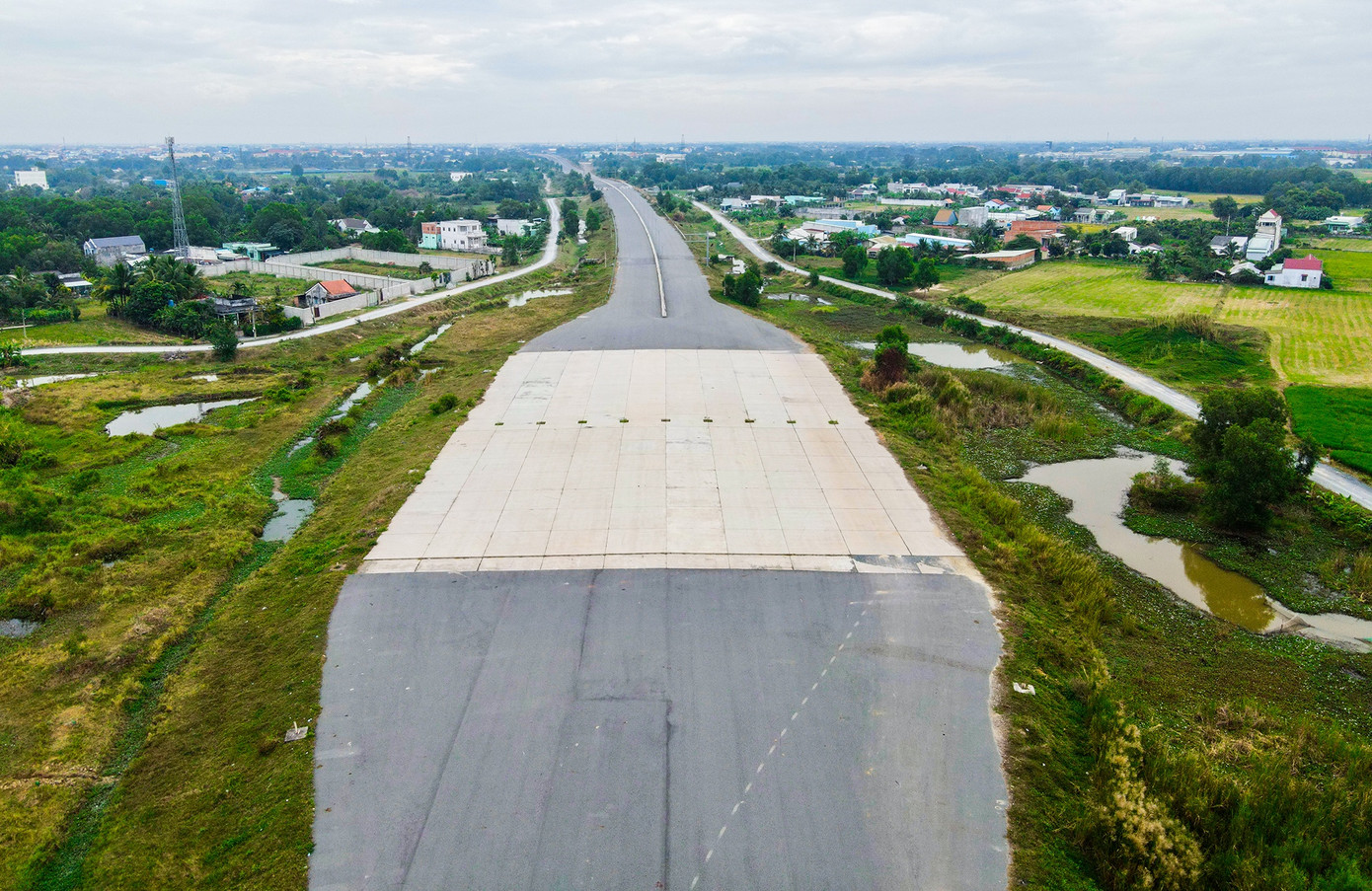 Đoạn cao tốc đi qua xã Hưng Long, huyện Bình Chánh đã cơ bản hoàn thành. Mặt đường được trải nhựa, kẻ vạch phân làn. Theo thiết kế, cao tốc Bến Lức - Long Thành có 4 làn xe, 2 làn dừng khẩn cấp, vận tốc thiết kế 100 km/h.