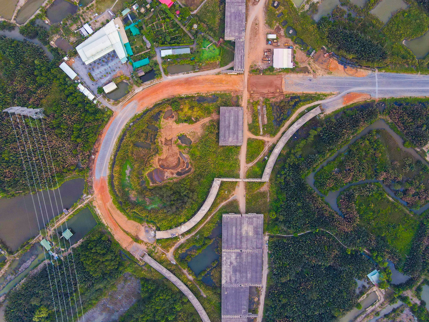 Một nút giao thi công dang dở thuộc dự án cao tốc Bến Lức - Long Thành.