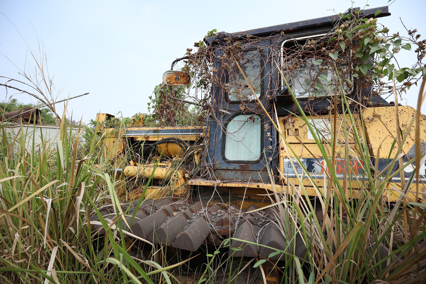 Một bảo vệ làm việc tại khu vực cho biết máy móc, thiết bị được tập kết về đây từ nhiều năm trước, đến nay hầu hết đều đã hỏng hóc.