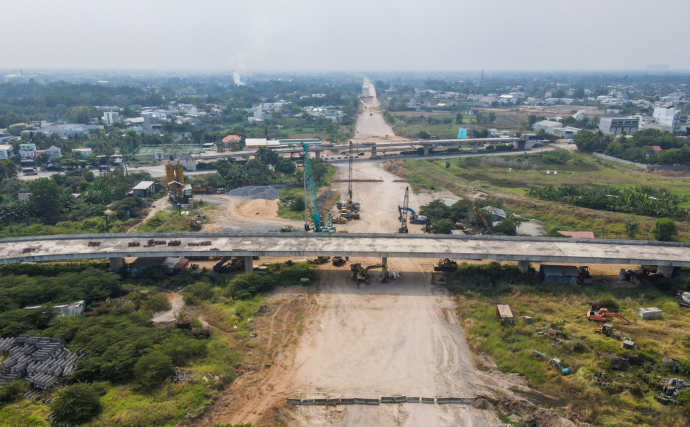 Các gói thầu của dự án cao tốc Bến Lức - Long Thành ngừng thi công từ năm 2019 do vướng mắc nguồn vốn và việc lựa chọn nhà thầu. Dự án cao tốc Bến Lức - Long Thành dài gần 58 km, đi qua Long An, TP.HCM và Đồng Nai, tổng mức đầu tư 31.300 tỷ đồng, được chia ra 11 gói thầu.