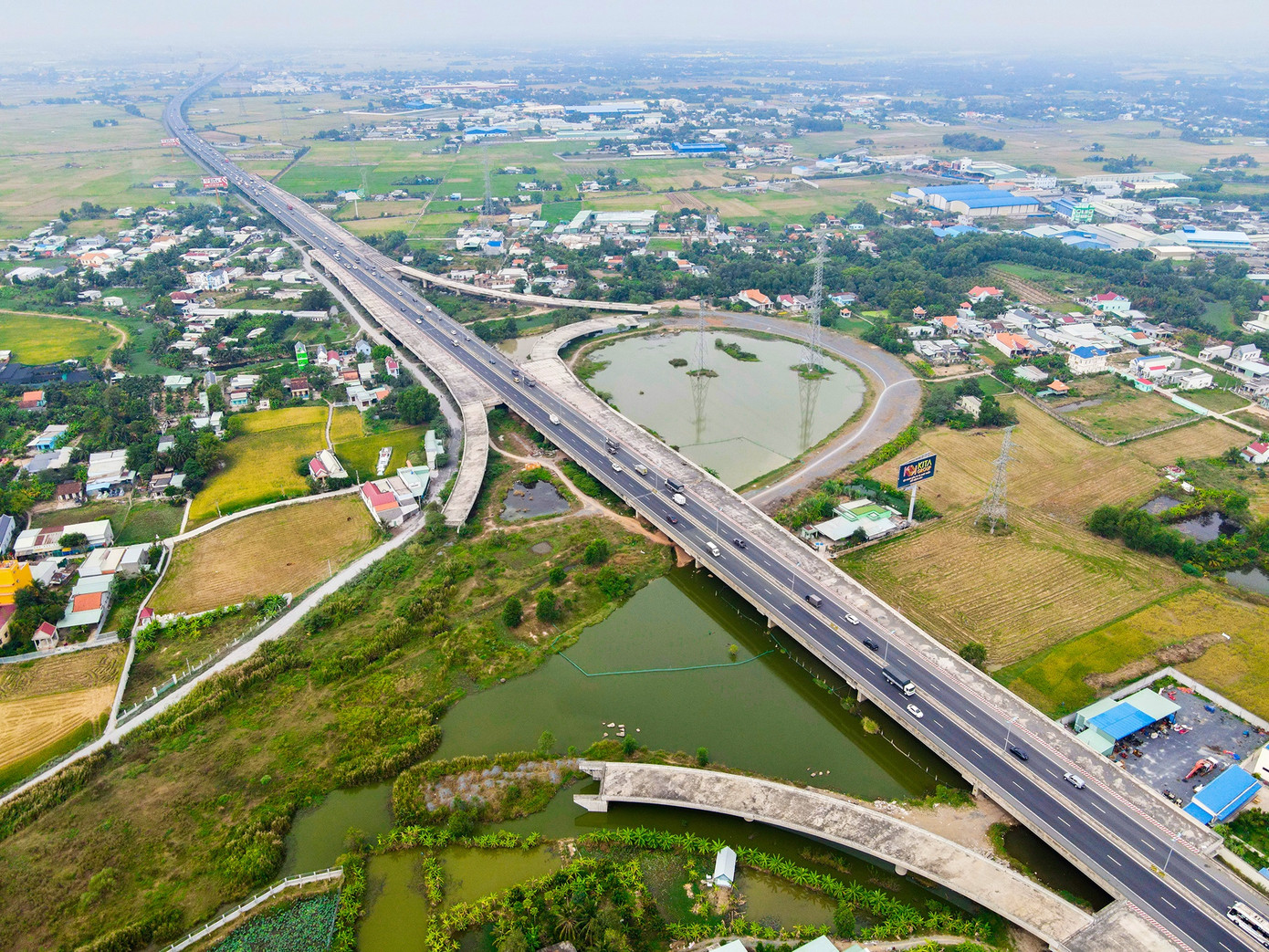 Điểm đầu dự án đi qua huyện Bến Lức (Long An, kết nối cao tốc TP.HCM - Trung Lương) dang dở sau nhiều năm thi công.