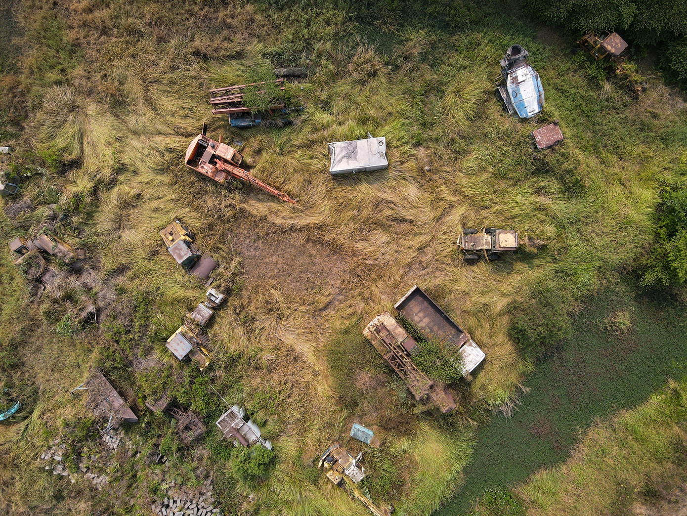 "Nhìn vào những máy móc hỏng hóc, bị bỏ hoang thật lo ngại. Có thể đây là sự lãng phí lớn khi cao tốc không thể duy trì thi công đã nhiều năm nay", ông Thành, ngụ huyện Bình Chánh, cho biết.