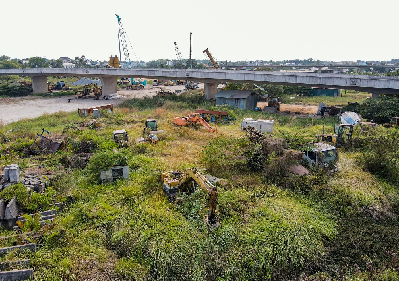 Khuôn viên dự án đoạn quốc lộ 50 đi qua huyện Bình Chánh, TP.HCM, hiện có hàng trăm thiết bị, máy móc trong tình trạng gỉ sét, hư hỏng. Toàn bộ số máy móc trên là thiết bị phục vụ thi công cao tốc Bến Lức - Long Thành nhưng đã bỏ không từ hơn 3 năm nay.