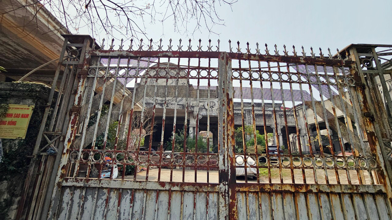 Nhiều công trình cửa đóng then cài.