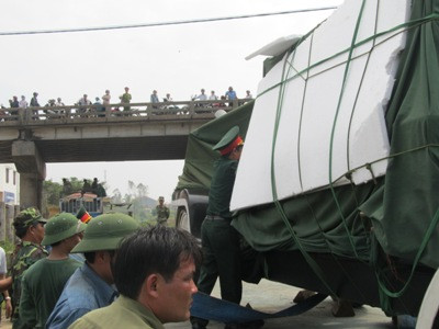 Nhiều người dân QUảng Bình kéo ra chứng kiến những giây phút trọng đại