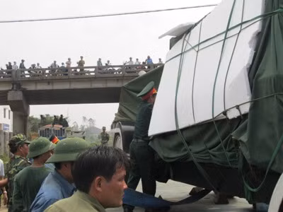 Nhiều người dân QUảng Bình kéo ra chứng kiến những giây phút trọng đại