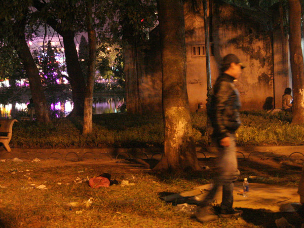 Trên thảm cỏ quanh hồ gươm xuất hiện túi ni lông, vỏ bánh kẹo... của hàng quán, du khách