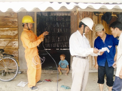 Nhân viên ngành điện giải thích thủ tục đăng ký mua điện giá thấp cho người dân. Ảnh: Thanh Thúy