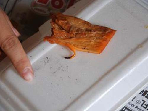 Muội than nhỏ xuống từ miếng thịt giống hệt như khi đốt cao su hay nhựa ni lông